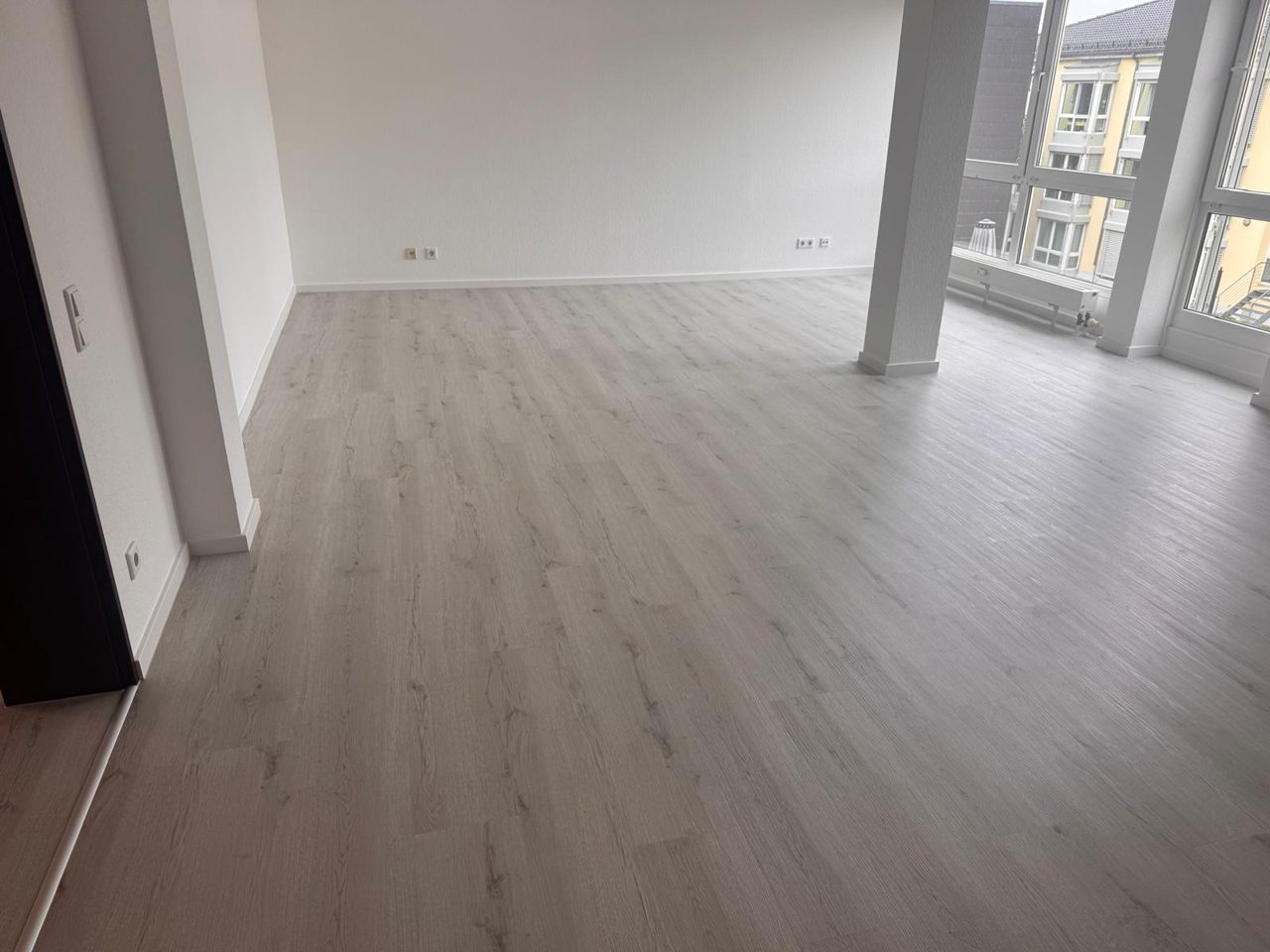 Heller Klick-Vinyl-Boden in Holzoptik in einem großen Wohnraum – Projekt von Kühn Bodenbeläge
