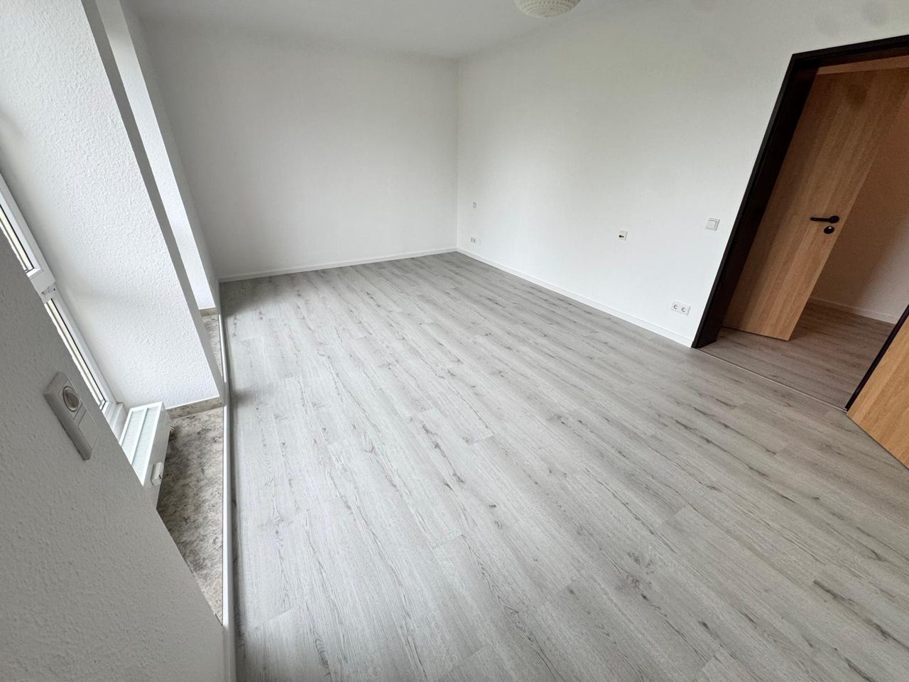 Neu verlegter Klick-Vinyl-Boden in einem hellen Zimmer – Projekt von Kühn Bodenbeläge