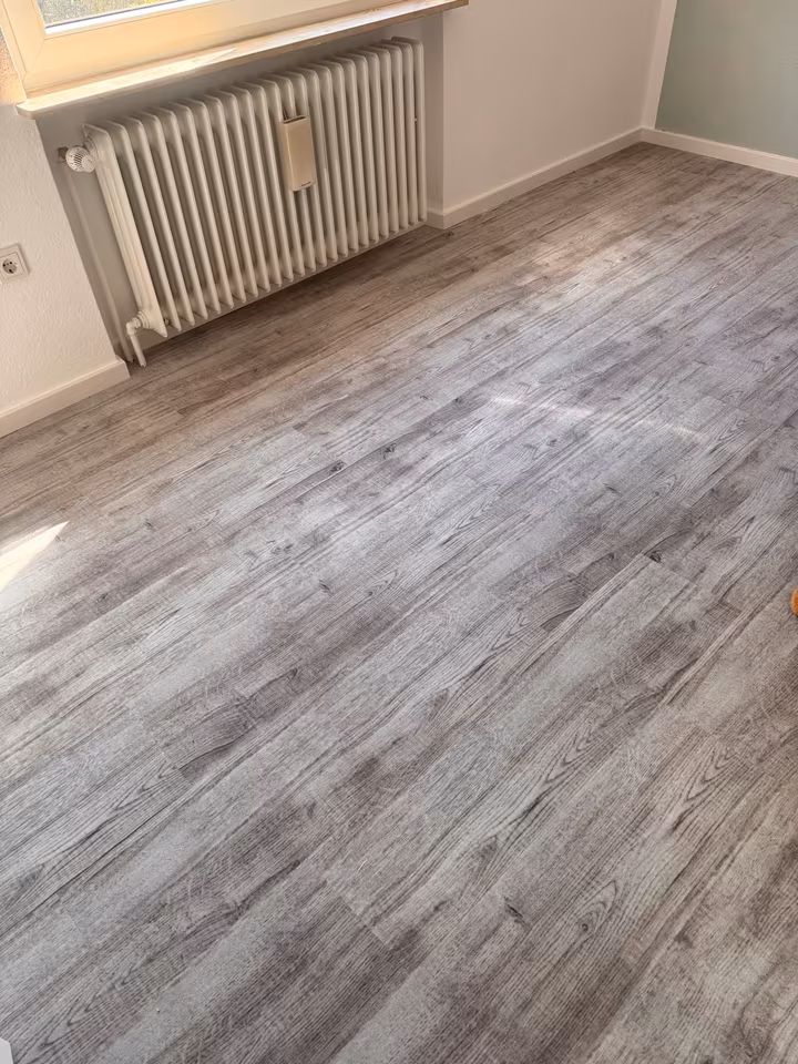 Dimitri Kühn bei der Bodenverlegung